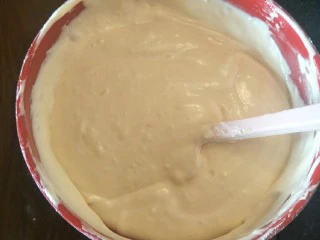 奶油生日蛋糕（无需抹面）,面糊变得很细腻。