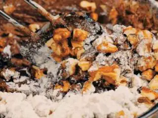 白兰地巧克力布朗尼,拌入过筛后的高筋粉，少许盐以及切碎的果仁