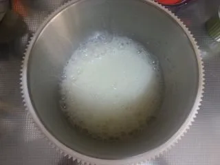 烘焙基础——戚风蛋糕,用电动打蛋器打至粗泡状(鱼眼泡)。