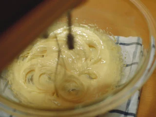 抹茶魔法蛋糕,蛋黄和细砂糖用打蛋器混合,打到颜色发白