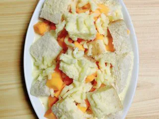 南瓜烤吐司布丁,在上面加入一些芝士碎。