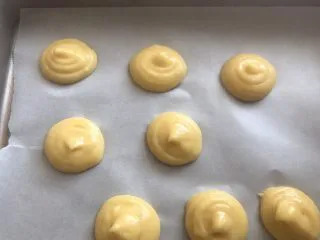 网红草莓脆皮泡芙,挤直径三厘米左右的圆