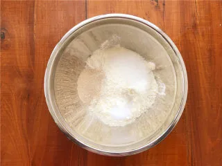 香葱肉松面包卷,放入、糖、盐、酵母、蛋液、水、牛奶。