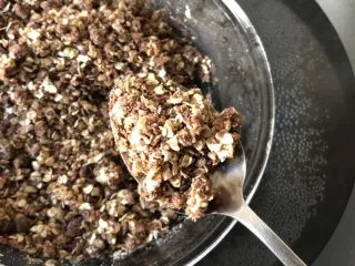 燕麦巧克力能量球,取一勺混合好面团，用力捏成不易散开的小球。全程小火加热，保持温度，不然巧克力会变硬。 