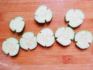 黑胡椒牛排，自制简单西餐,黄瓜洗干净切成喜欢的形状当做牛排装饰品