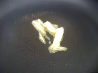 番茄肉酱意粉,热锅放橄榄油（没有橄榄油可以放黄油，以上都没有就放平时的食用油，不过会没那么香）。