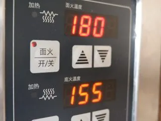 咸香芝士曲奇饼干,然后转上火180，下火不变烘烤6分钟左右。表面金黄上色即可。