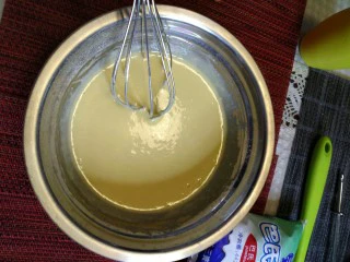 烘焙入门戚风蛋糕,蛋黄糊的部分应该是细腻光滑,无颗粒的糊状,手提起打蛋器蛋黄糊是呈一条直线滑落。