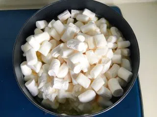 原味雪花酥❄️,慢慢搅拌,火太大可以转小火