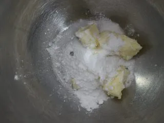 巧克力豆玛格丽特饼干,将糖粉和软化的黄油混合,用刮刀大致拌匀即可