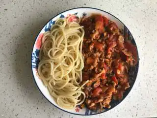 好吃的意大利蘑菇肉酱面,意大利蘑菇肉酱面就做好啦。再撒入剩余的葱进行搅拌。