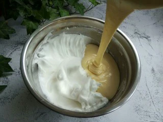 蔓越莓戚风蛋糕 酸甜绵柔,取三分之一的蛋清到蛋黄糊里,用翻拌刀划“z”字形翻拌。翻拌好的面糊全部倒入蛋清中,一样的手法翻拌均匀。 8