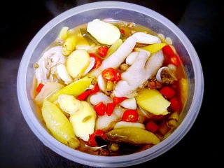 ~泡椒凤爪~,我还加了小米椒，怕辣的省略。。。 密封放冰箱冷藏24小时。