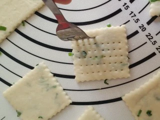 香葱苏打饼干,然后就轮到叉子上场了，如图