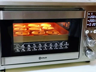 会爆浆的脏脏蛋挞～咬一口细滑醇香,上下200°烤20分钟。(时间及温度仅供参考)