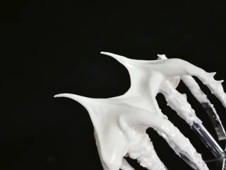 马卡龙~卡仕达酱内陷,蛋清里分三次加入细砂糖打成直立小尖状