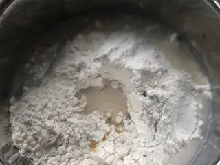 意式烤肠披萨,饼坯所有材料放入盆中，酵母，糖，盐分开放置，避免影响酵母活性，影响发酵。