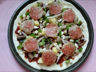 馅料足足的超级至尊匹萨,放上其他馅料