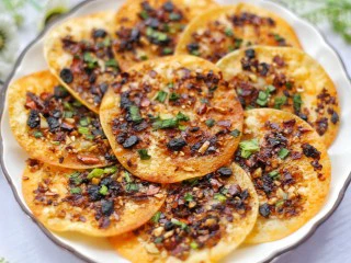 饺子皮辣酱饼,全家都喜欢吃～