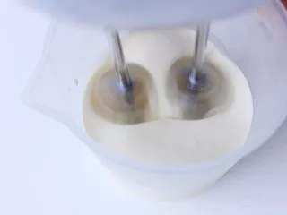 史上最详细的柔软蛋糕卷,继续打发