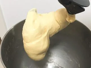 黑砖蜜豆吐司,揉好的面团细腻光滑。