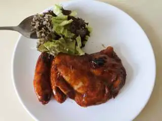 BBQ烧烤鸡腿扒套餐,盘子的另一边，一半位置放上拌好的蔬菜沙拉，在蔬菜上撒上煮好的藜麦