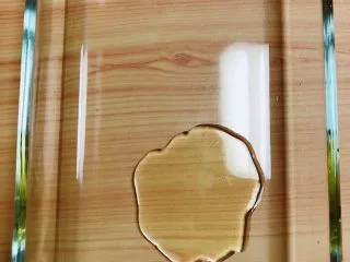 西兰花玉米鸡肉糕（芝士焗烤版）,烤盘中放入橄榄油，用刷子将盘子壁四周刷上橄榄油，防止食物粘连盘壁。提前预热烤箱，180度预热10分钟。