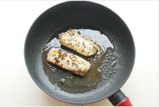 西餐轻松家里做【迷迭香煎鳕鱼】,中火煎至一面金黄，翻面再煎另一面，两面都金黄后取出即可。