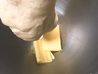 奶油夹心面包,加入黄油。