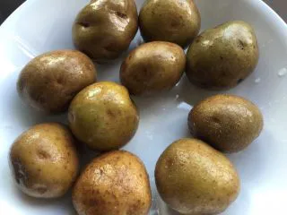 意式烤小土豆,小土豆洗干净。