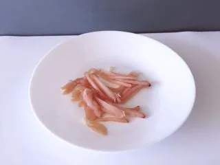 西餐之黑椒鸡丝意大利面,将鸡胸肉解冻后洗净切丝