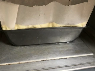 古早蛋糕(抖臀),我不是用活底的,不用包锡纸。外面在用大一点的盆装水2-3CM。水浴法。烤箱温度140°时间60-80。(烤箱不同脾气不同)