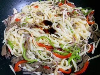 黑椒牛排炒意面,起锅之前加入适量蚝油和盐调味。