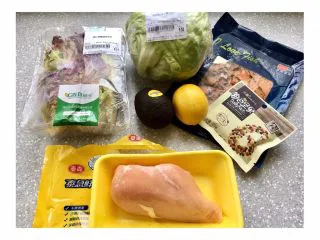 三文鱼鸡胸牛油果沙拉,全部用料都在这里啦 嗯，忘了拍樱桃番茄...