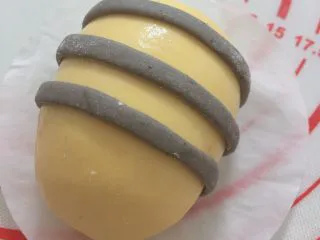 卡通果蔬馒头-小蜜蜂,如图,均匀粘在南瓜面团上
