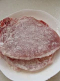 葡汁烩小排佐甜豆香菇,先将肉排洗净,用刀背轻轻将肉的组织拍松软一些,然后将水分擦干,肉身上均匀的抹上盐和淀粉。