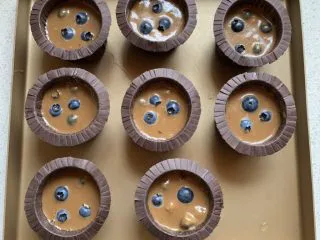 蓝莓麦芬蛋糕,装入纸杯，八九分满