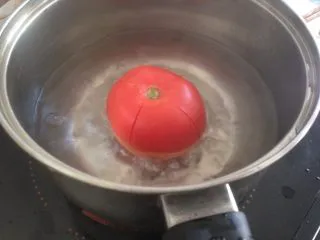 磷虾番茄意大利面,用刀在番茄表皮划十字，再煮一下