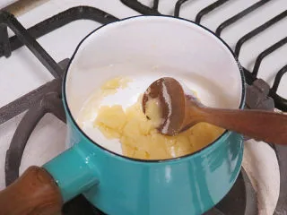 芝滋味浓滴【培根蘑菇白酱意面】,放入面粉,混合均匀,小火炒香约半分钟