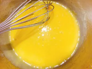 7寸中空戚风蛋糕(新手零失败),用手动打蛋器搅拌均匀