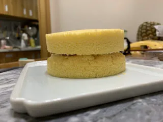 火龙果渐变蛋糕(宝宝辅食),把另一片蛋糕盖上