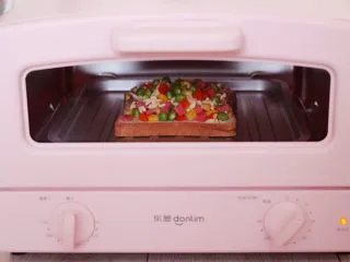 田园时蔬吐司披萨,启动烤箱200度烤10分钟即可。