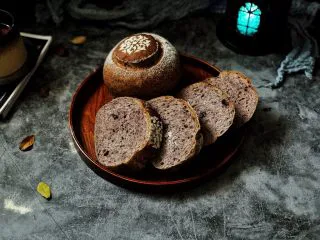 黑加仑黑米软欧包,成品图