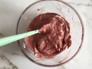 圣诞款红丝绒蛋糕,上下翻拌均匀