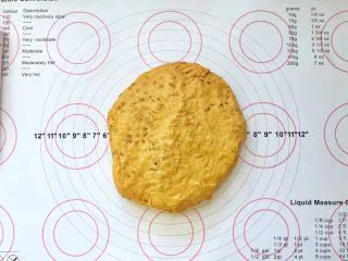 亚麻籽南瓜软欧包,9、取出轻轻按压排气。