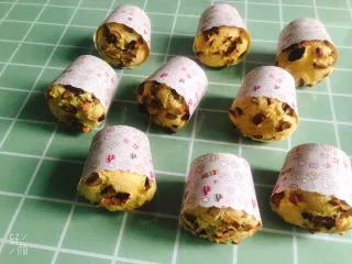 玉米面杯子蛋糕(少油少糖粗粮蛋糕),烤好拿出来,震出热气,侧着放凉