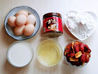 红糖枣糕别在外面买了~自己在家做~健康无添加,准备好所有食材。