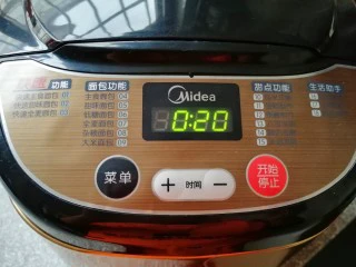 燕麦全麦羊角包,启动面包机的“自动和面”程序,时间选择20分钟,20分钟以后检查面团的状态,根据面团的状态然后再选择“自动和面”10-20分钟。