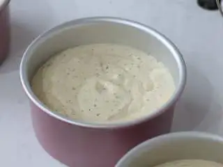 红茶柠檬戚风,13. 倒入戚风模具约7~8分满。轻磕模具。（如果面糊量太大容易形成蘑菇盖顶）放入预热好的烤箱中层，转172℃烘烤30分钟 