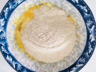 全麦香葱饼干,倒入全麦面粉。